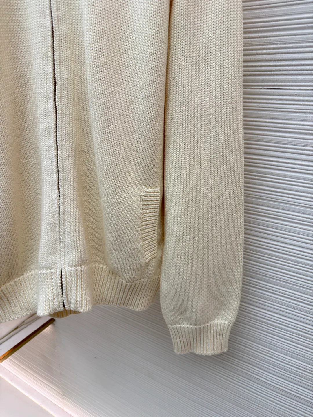 LOUIS VUITTON letter badge iridescent color-blocking knitted tunic jacket ●Original version: purchased and developed for 23600 ●Item number: 1682240-B65 ●Fabric: wool blended fabric ●Technology: knitted ●Color: off-white ●Version: fitted version ●Weight: about 1340 grams ●Size: S-M-L-XL ●Description: This off-white knitted zipper cardigan is made of Australian merino wool blended worsted yarn and uses a coarse needle plain weave process. The fabric texture is full and three-dimensional, with a soft touch and excellent warmth retention. The yarn has been treated with anti-pilling treatment to prevent pilling after long-term wear. The neckline is spliced ​​with contrasting striped ribs, which are made using yarn-dyed jacquard technology. The pattern has distinct colors and does not fade. The placket is equipped with a customized metal zipper, and the chain teeth are polished and electroplated, making it smooth and anti-oxidation. The leather logo plate on the left side of the body is fixed by hand caulking, and the edges are neatly routed; the cuffs and hem are edged with high-elastic ribs to keep them from becoming loose after long-term wear. The overall design adopts a loose shoulder cut, and the seams between the shoulders and the body are seamlessly embedded and clipped. The stitching is smooth and has no foreign body feeling. The spacing of each stitch is precisely controlled, showing the ingenuity of high-end knitted clothing. The overall wiring is straight and delicate, the fabric is comfortable and soft, and the color is consistent without color difference. It can be matched with the same style to create a fashionable look and control various occasions. Customized accessories, complete with three standards, same style for men and women!